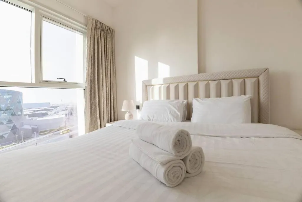 Cosy 2 Bed Apt Opposite Dubai Hills Mall